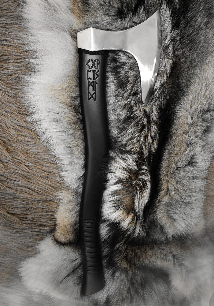 Hache Viking BARBEBARIAN - BLACK FUTHARK + Étui Noir en Cuir BIND RUNE BARBEBARIAN