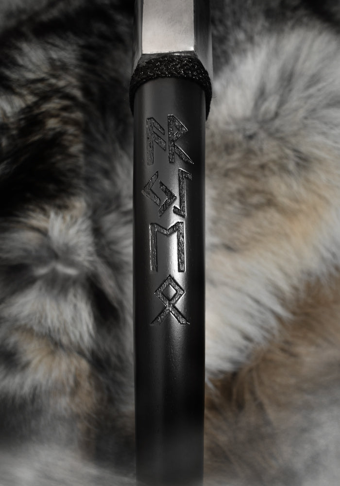 Hache Viking BARBEBARIAN - BLACK FUTHARK + Étui Noir en Cuir BIND RUNE BARBEBARIAN
