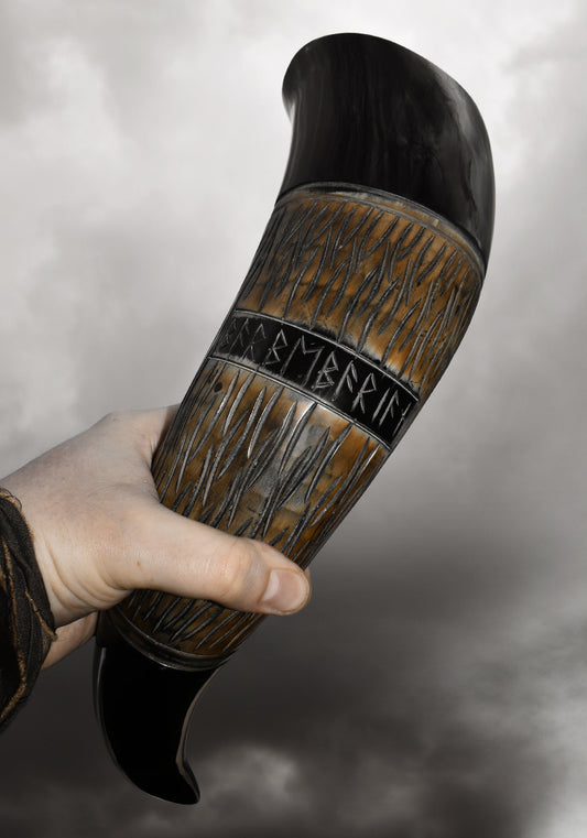 Corne à Boire RUNES BARBEBARIAN 50 CL + Supports (Bois et Peau)